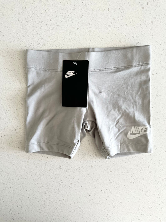 NEUF - Short - Nike - 5-6 ans